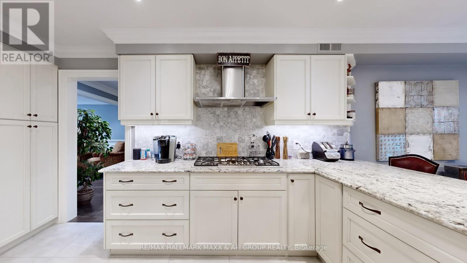 Photo 10 of 62 Corner Ridge Road, Aurora ON
