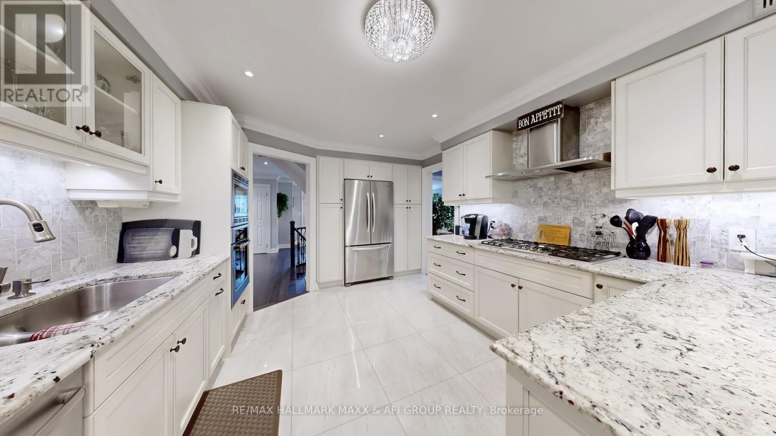 Photo 11 of 62 Corner Ridge Road, Aurora ON