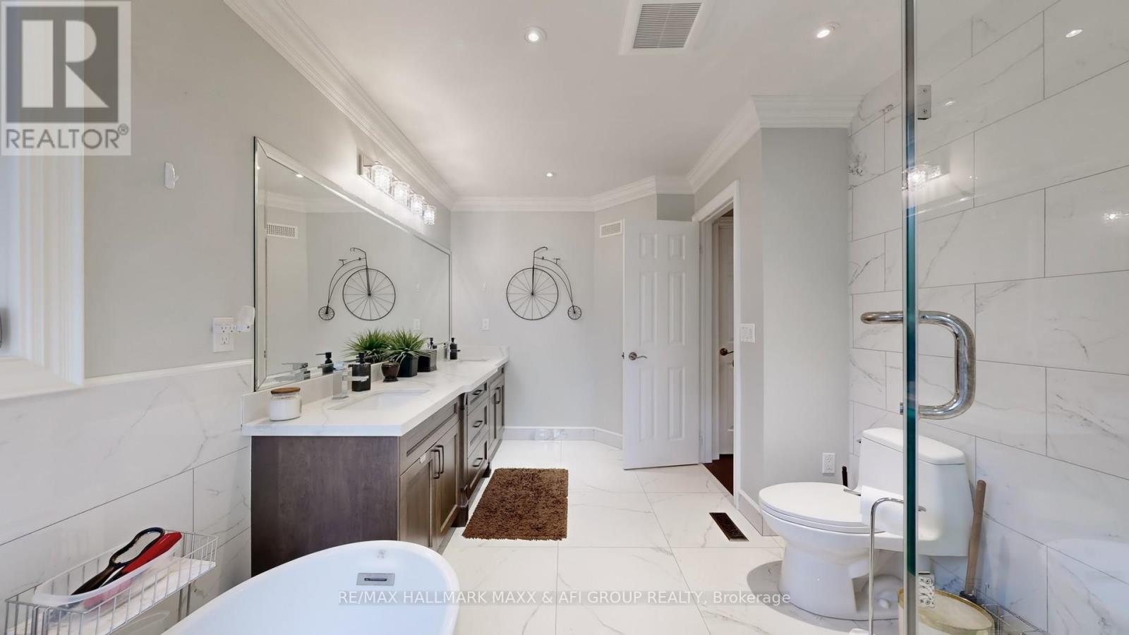 Photo 27 of 62 Corner Ridge Road, Aurora ON