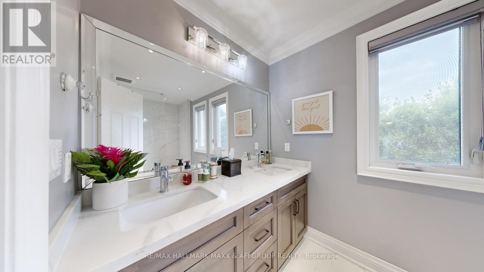 Photo 31 of 62 Corner Ridge Road, Aurora ON