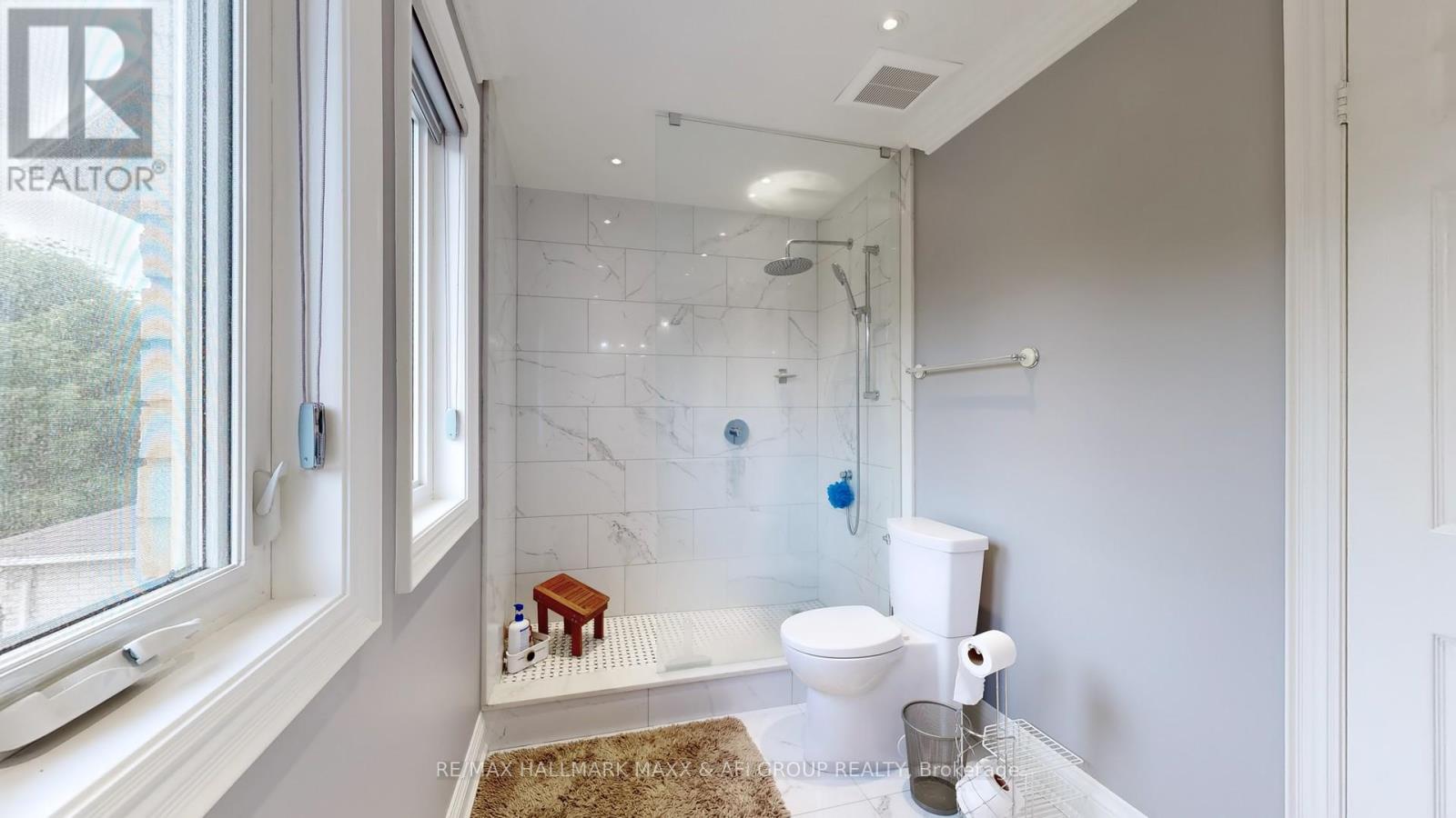 Photo 32 of 62 Corner Ridge Road, Aurora ON