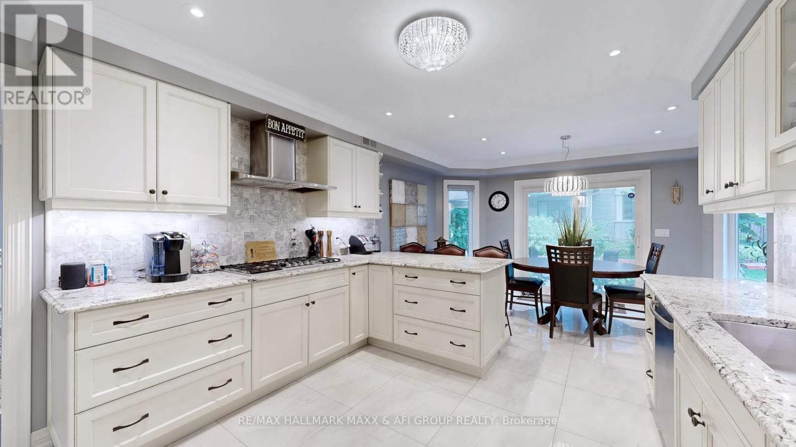 Photo 7 of 62 Corner Ridge Road, Aurora ON