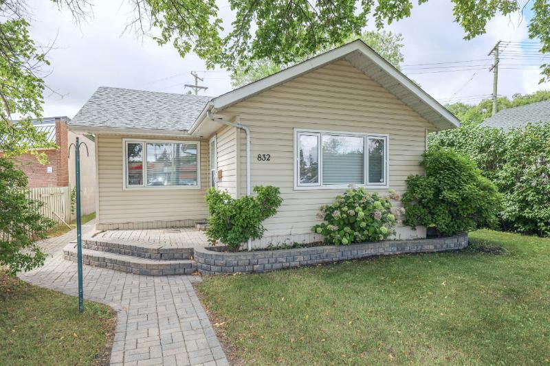 Photo 2 of 832 St Marys Road, Winnipeg MB