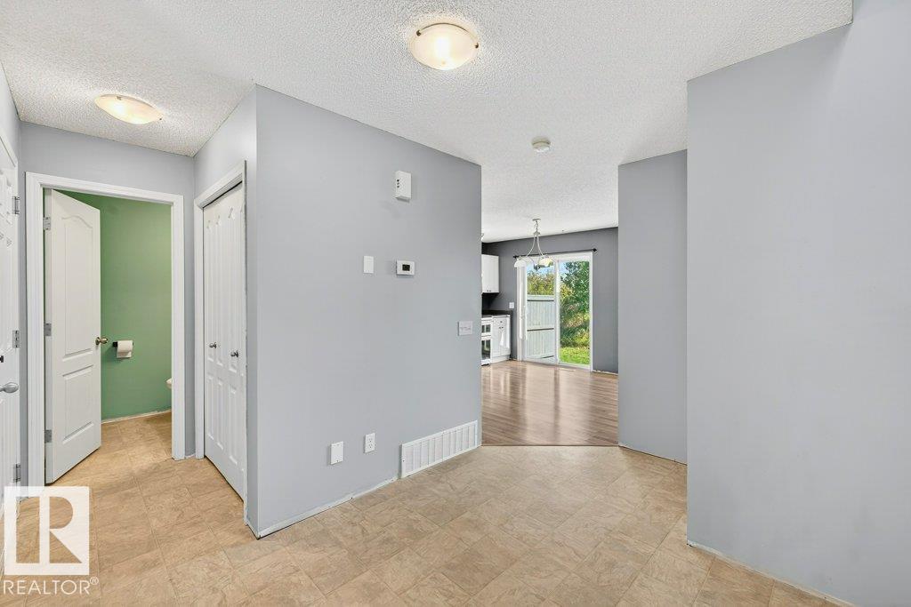 Photo 17 of 21 450 Hyndman Cr Nw, Edmonton AB