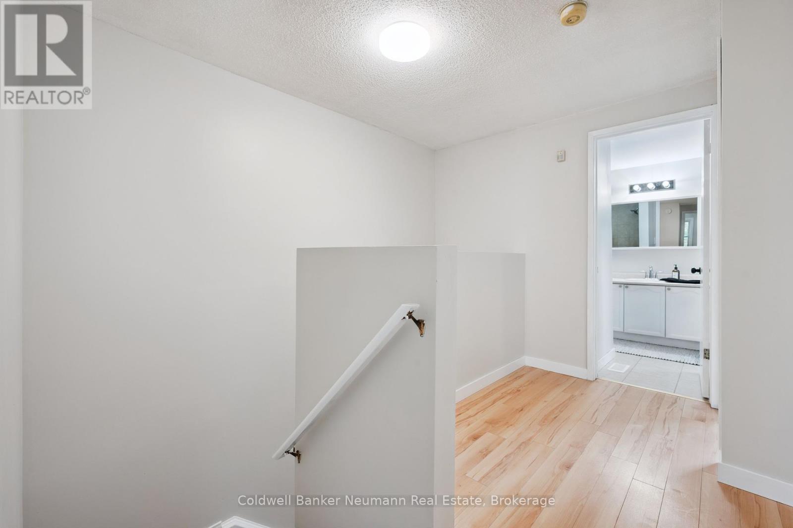 Photo 17 of 29 Grandridge Crescent, Guelph ON