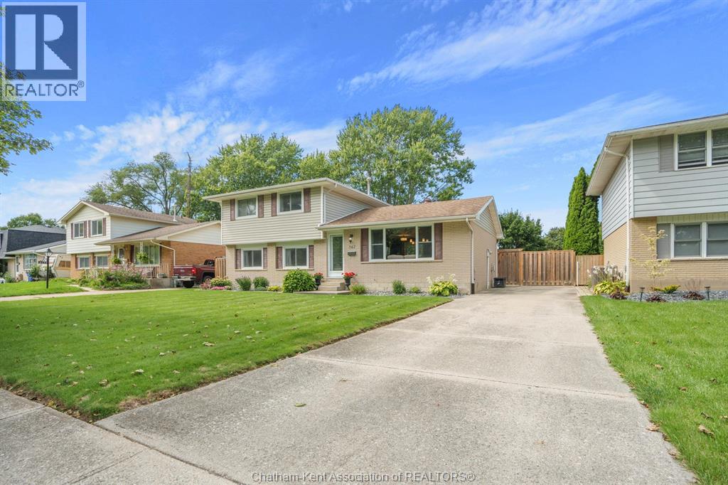 Photo 3 of 367 Mcnaughton Avenue West, Chatham ON