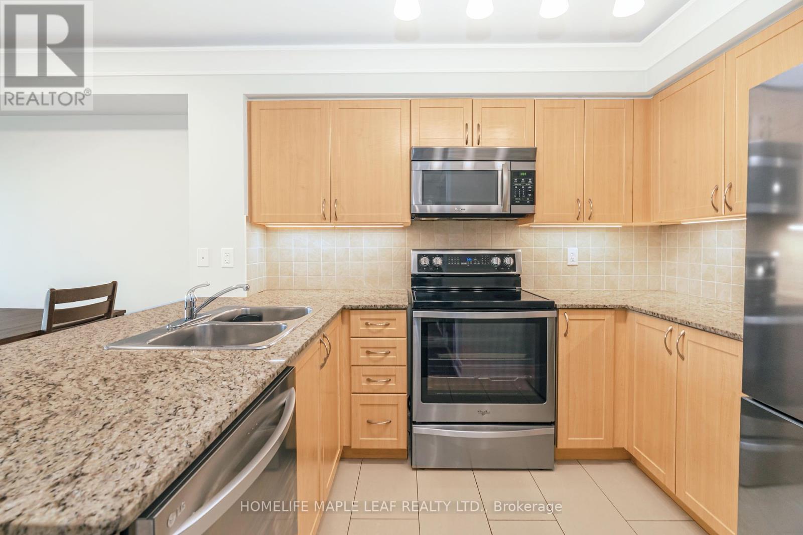 Photo 7 of 1406 7 North Park Road, Vaughan ON