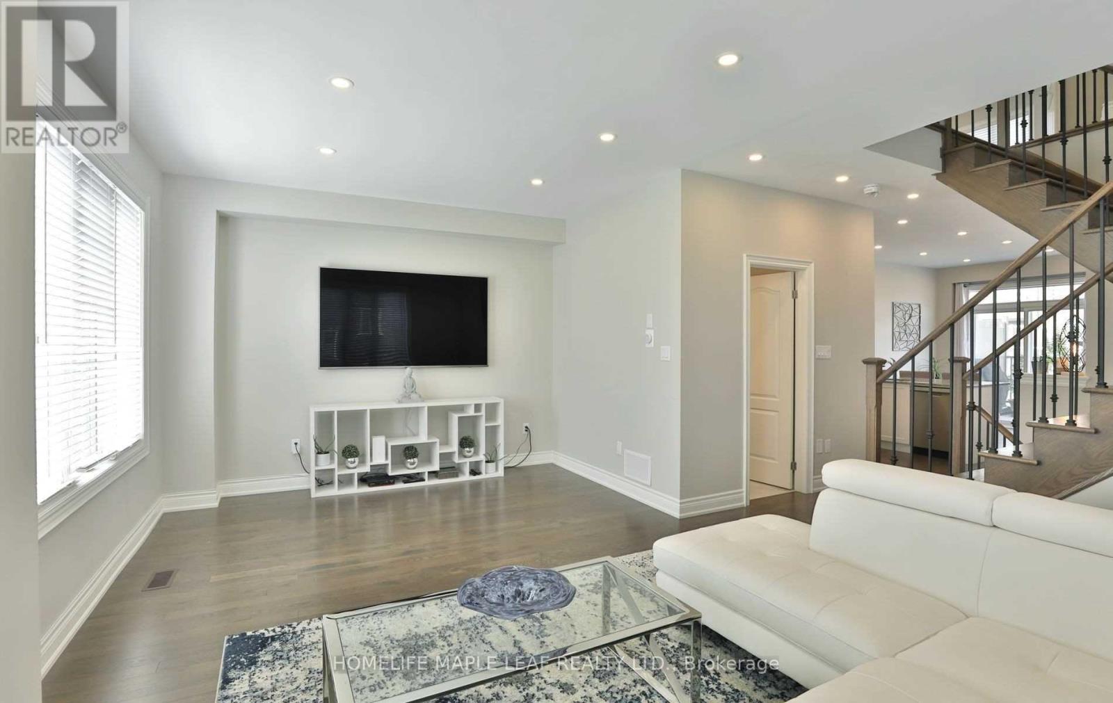 Photo 10 of 34 Brushwood Drive, Brampton ON