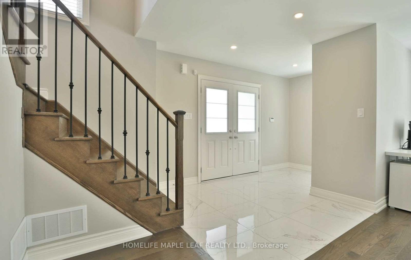 Photo 3 of 34 Brushwood Drive, Brampton ON
