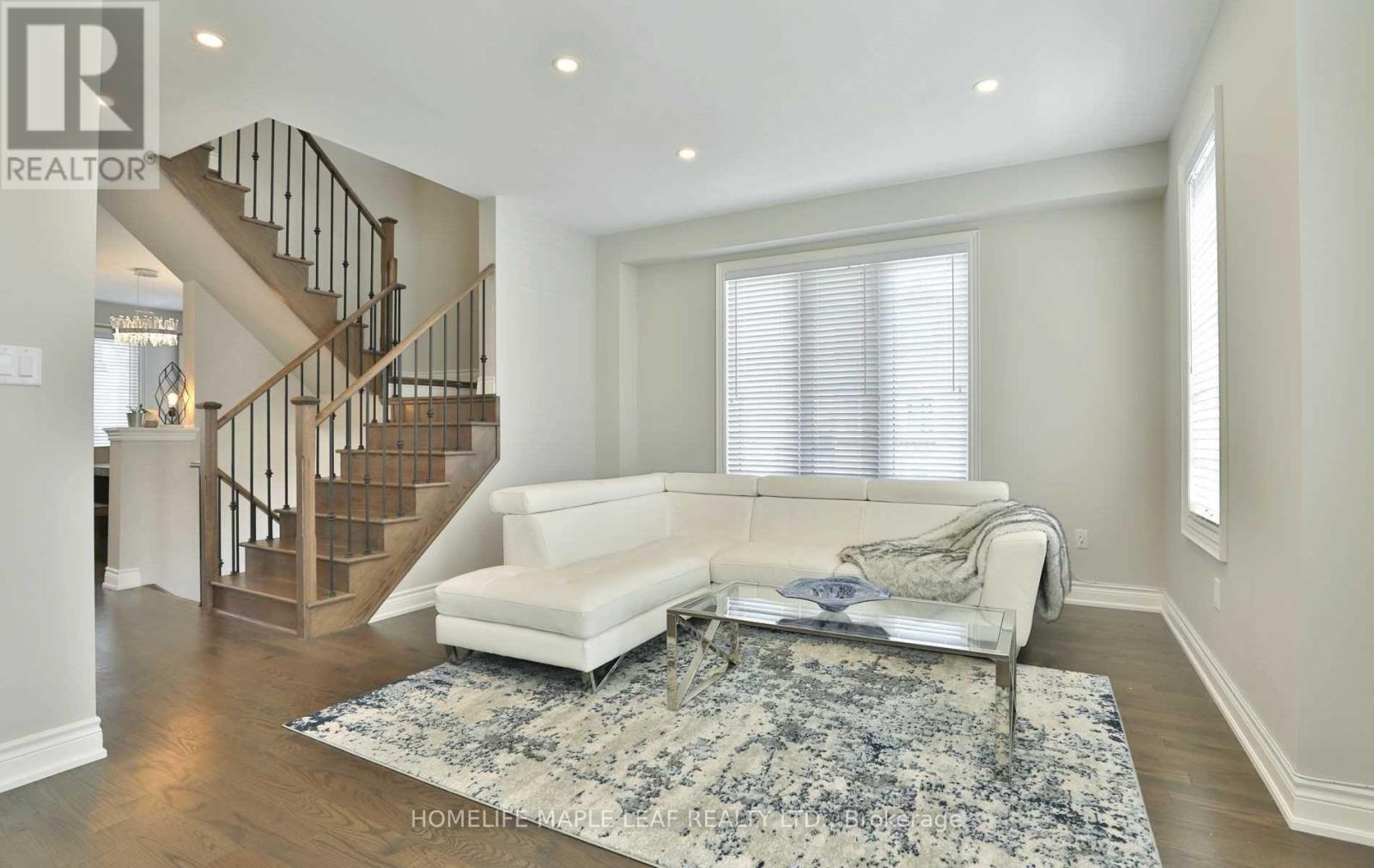 Photo 8 of 34 Brushwood Drive, Brampton ON