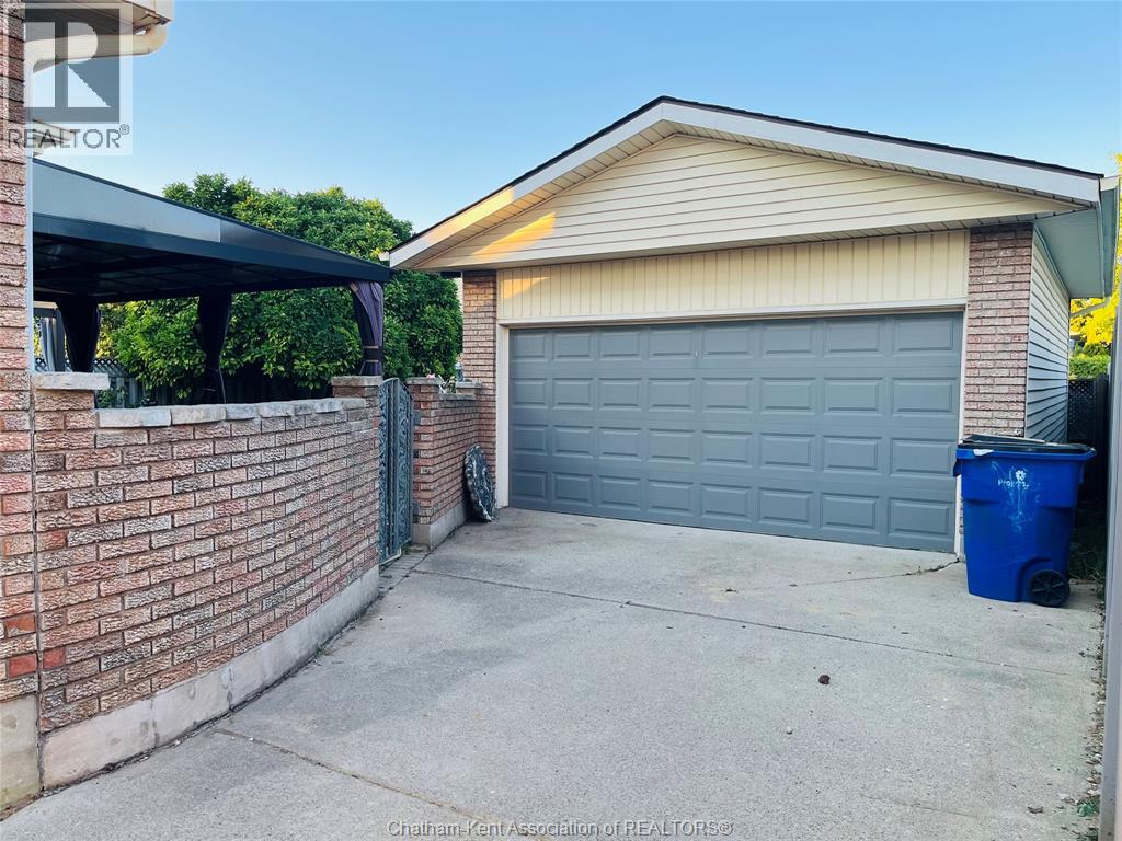 Photo 3 of 147 St Michael Avenue, Chatham ON