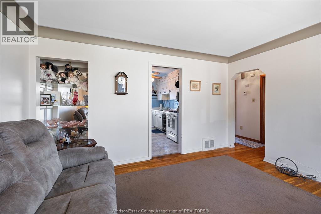 Photo 5 of 1543 Redwood Avenue, Windsor ON