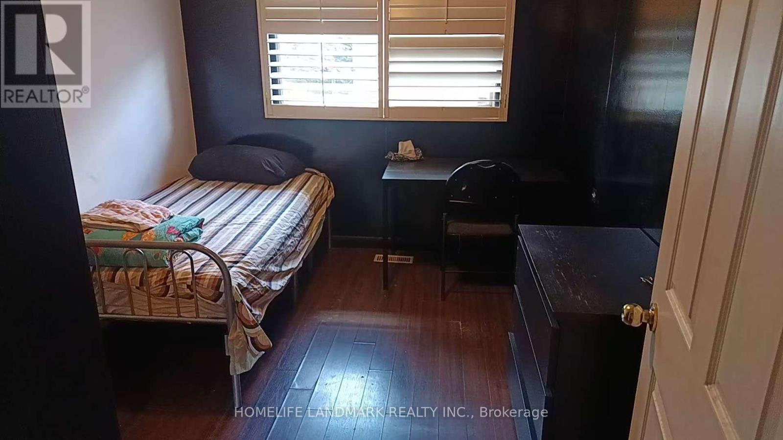Photo 3 of 15 Yarmouth Court, Hamilton ON