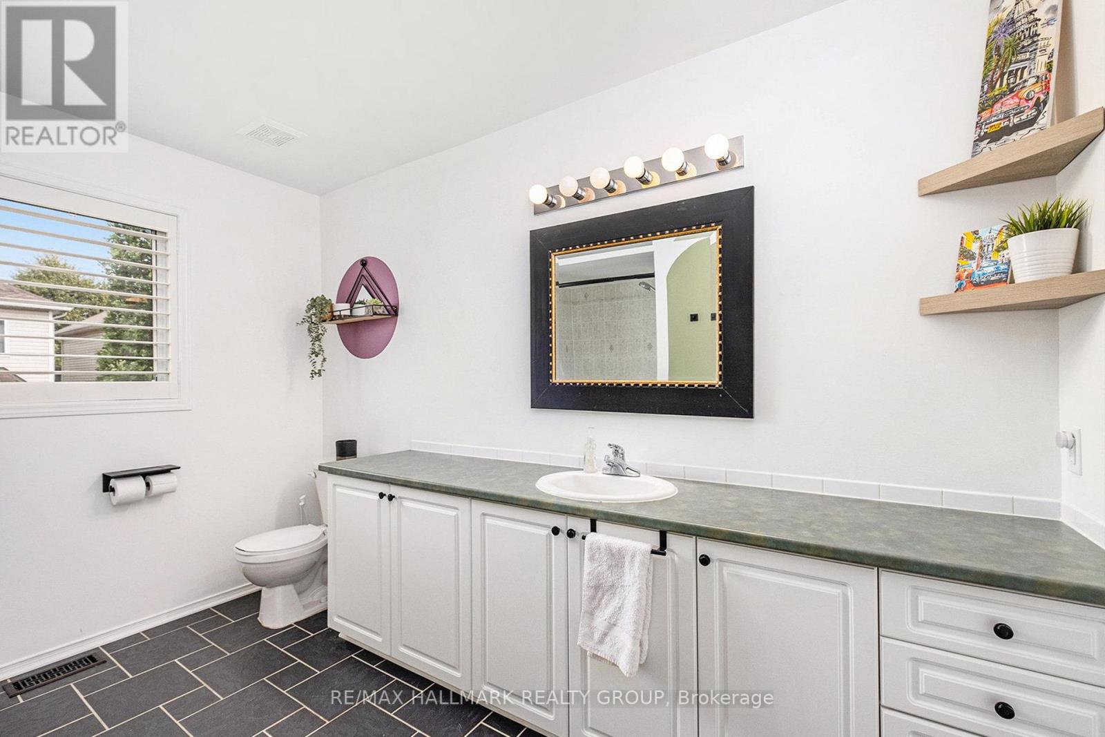 Photo 19 of 182 Willow Creek Circle, Ottawa ON