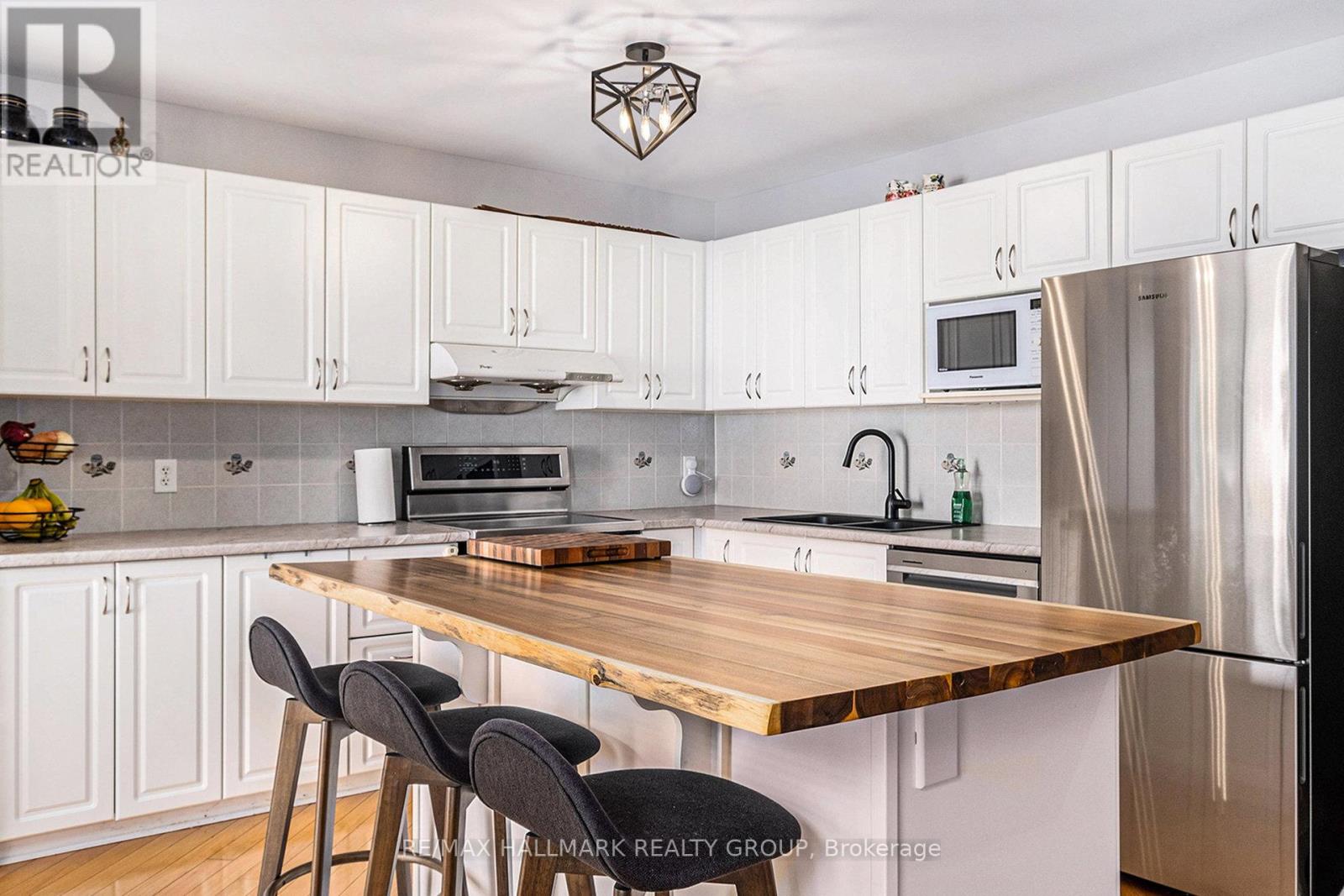 Photo 8 of 182 Willow Creek Circle, Ottawa ON