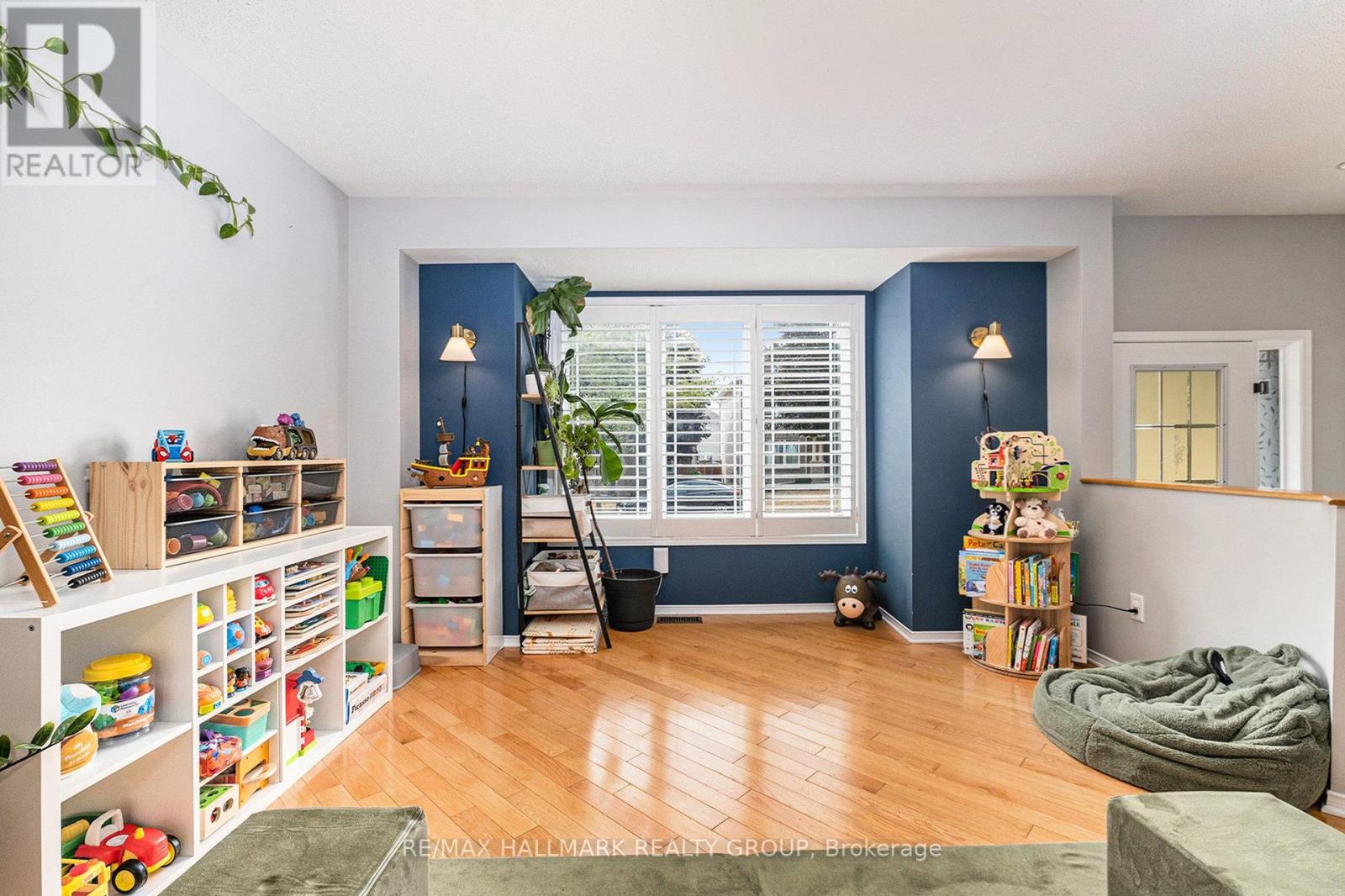 Photo 4 of 182 Willow Creek Circle, Ottawa ON
