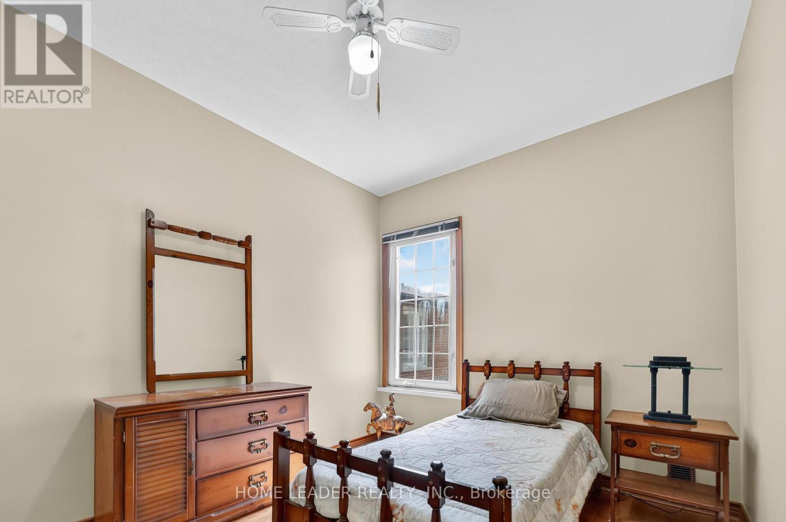 Photo 11 of 5 Lindsey Avenue, Toronto ON