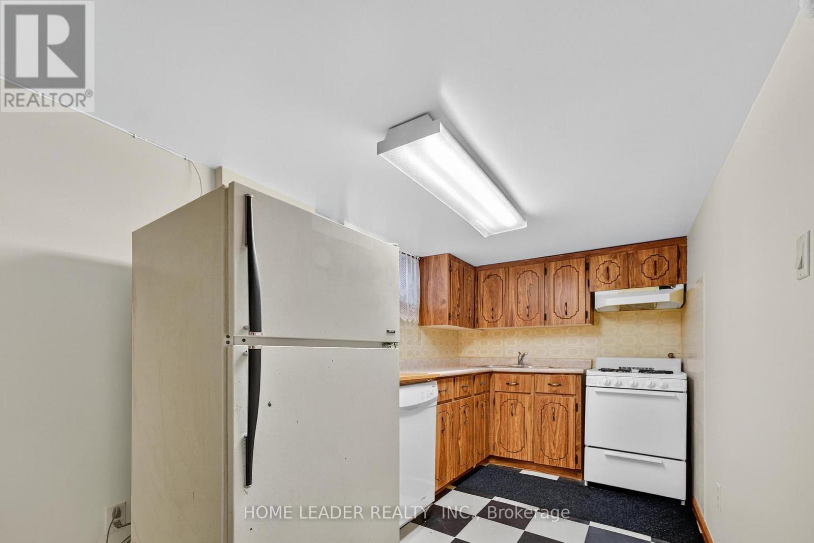 Photo 17 of 5 Lindsey Avenue, Toronto ON
