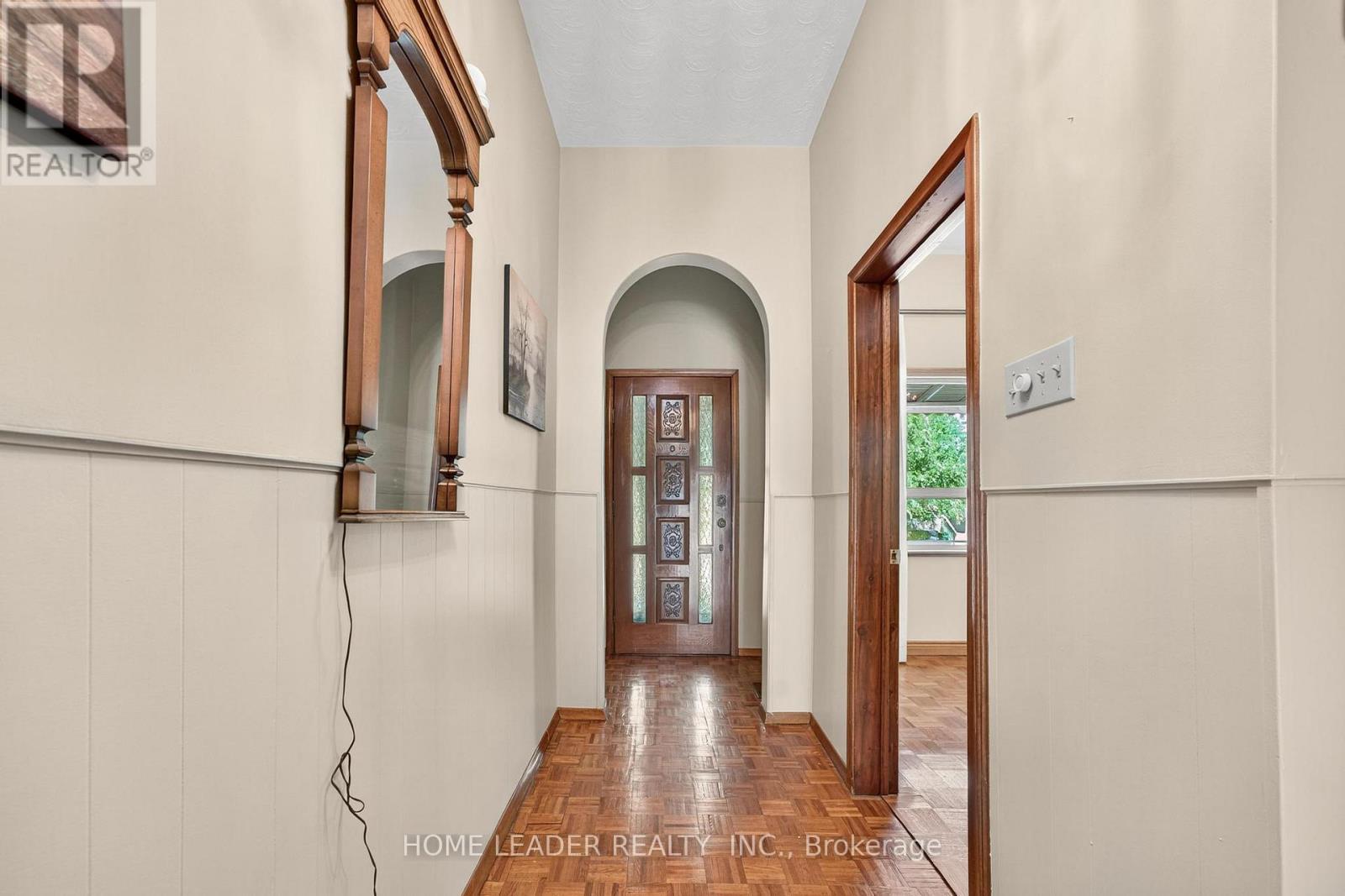 Photo 2 of 5 Lindsey Avenue, Toronto ON
