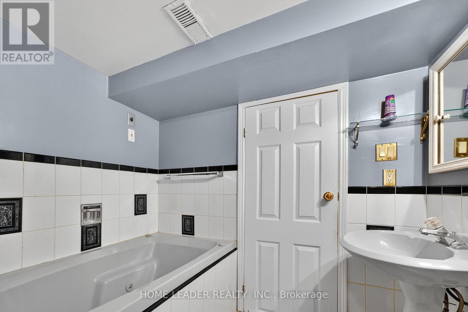 Photo 21 of 5 Lindsey Avenue, Toronto ON
