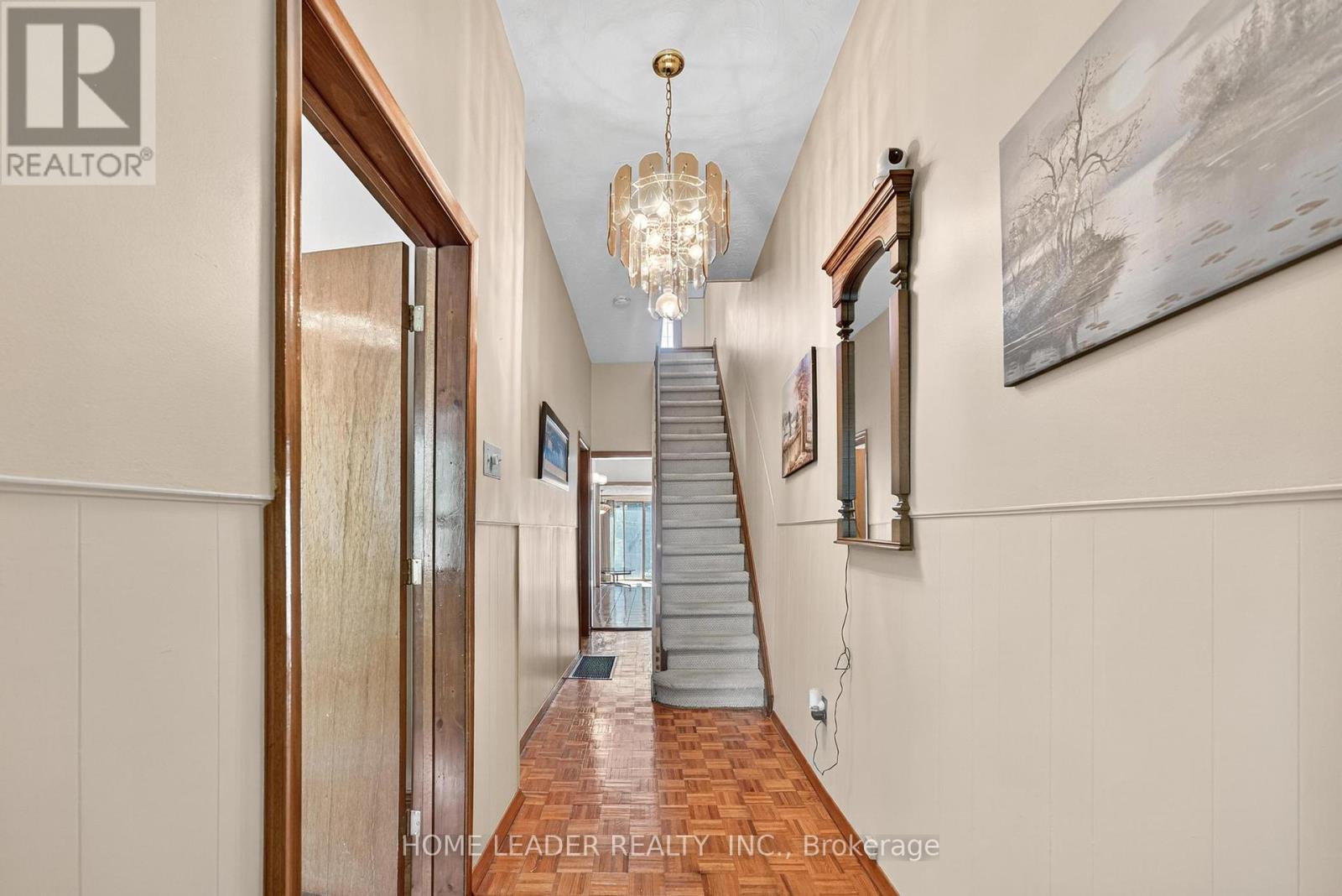 Photo 3 of 5 Lindsey Avenue, Toronto ON