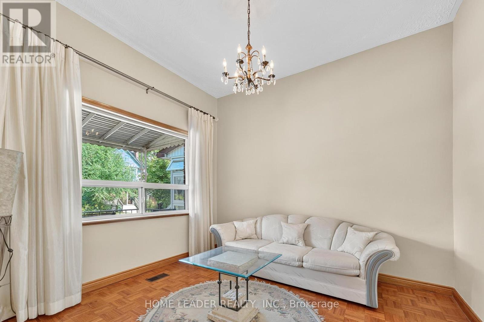 Photo 4 of 5 Lindsey Avenue, Toronto ON