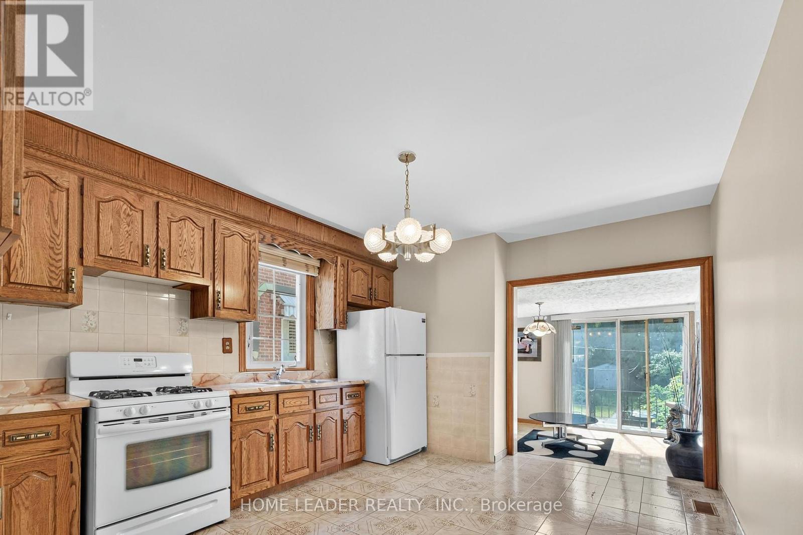 Photo 6 of 5 Lindsey Avenue, Toronto ON