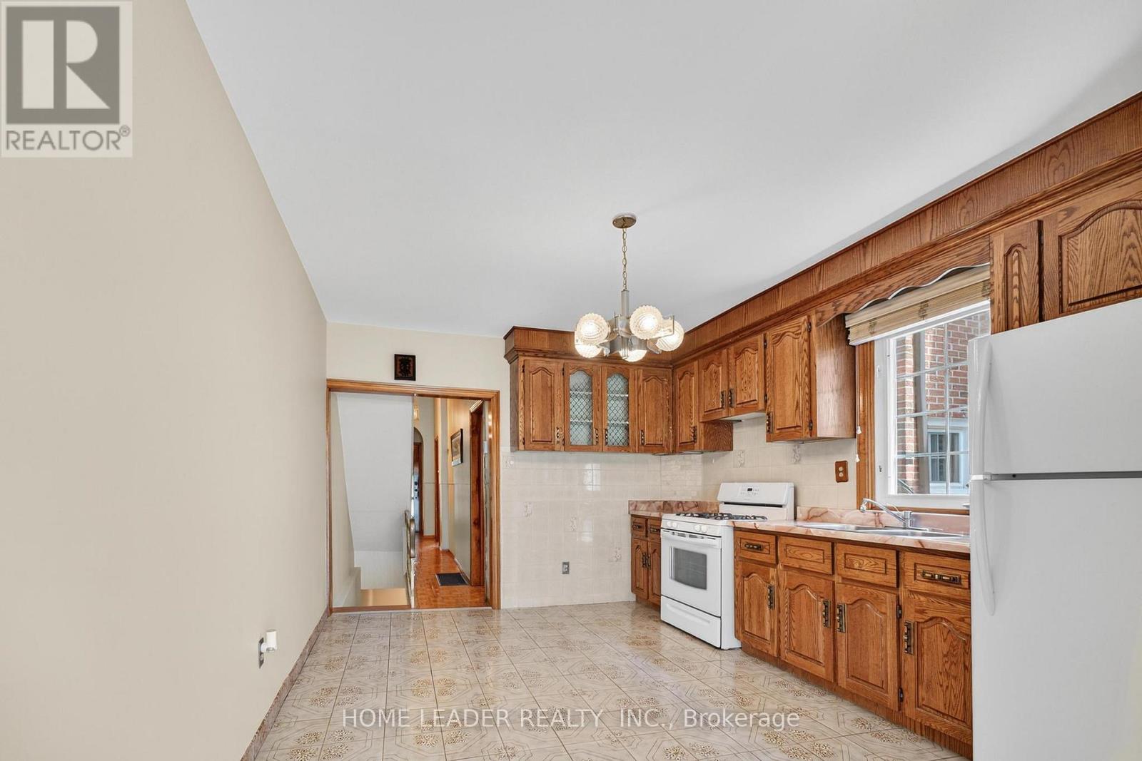 Photo 7 of 5 Lindsey Avenue, Toronto ON