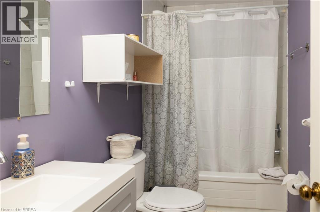 Photo 12 of 47 Walnut Street, Brantford ON