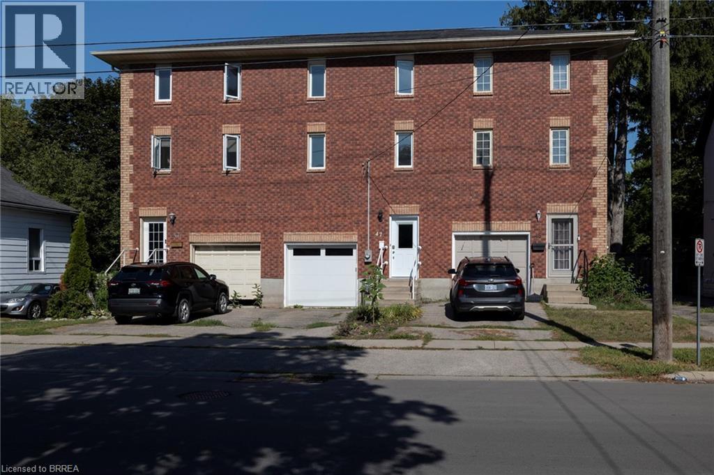 Photo 2 of 47 Walnut Street, Brantford ON