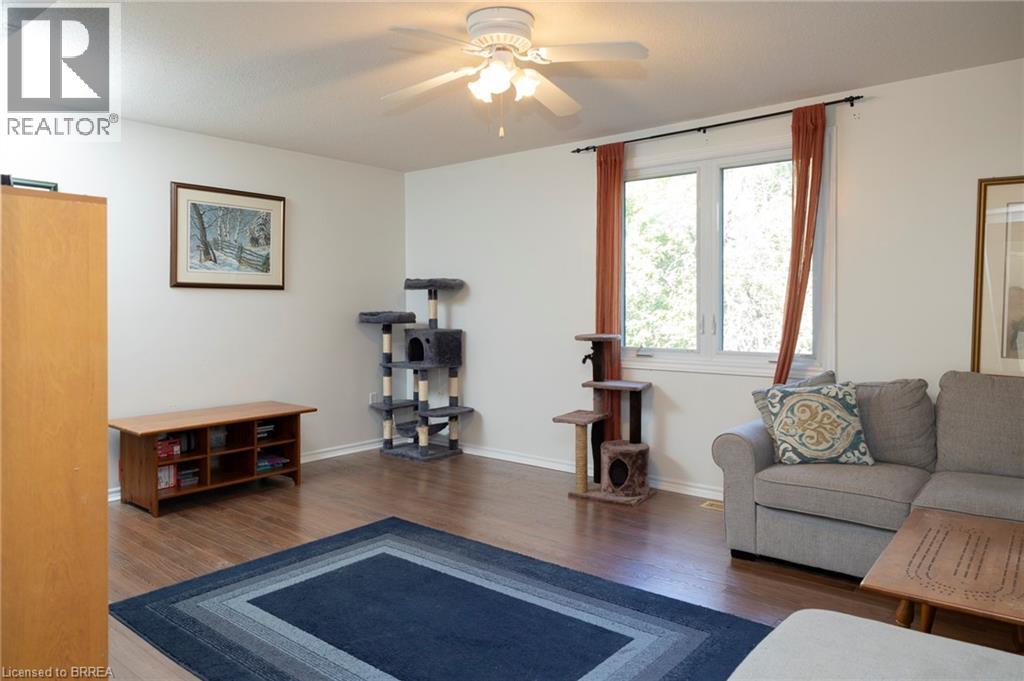 Photo 5 of 47 Walnut Street, Brantford ON