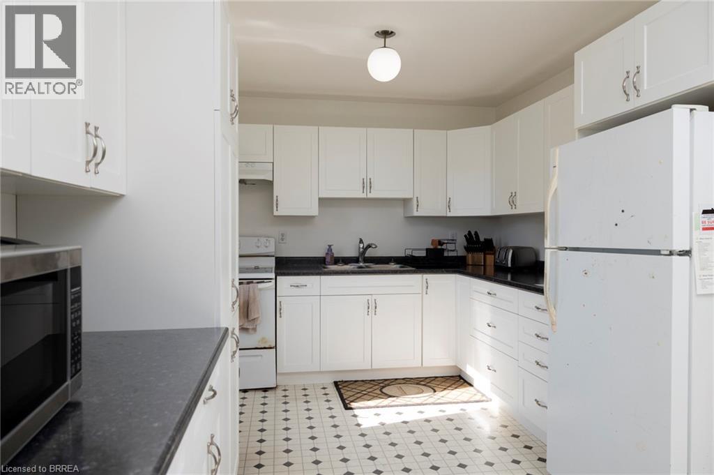 Photo 8 of 47 Walnut Street, Brantford ON