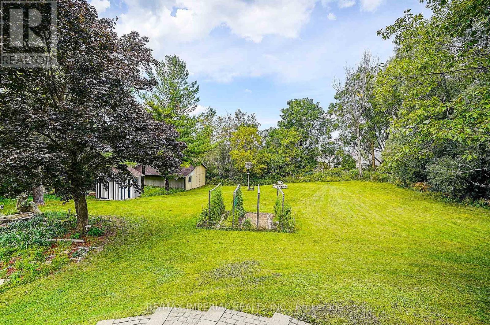 Photo 19 of 282 Ridge Road, Aurora ON