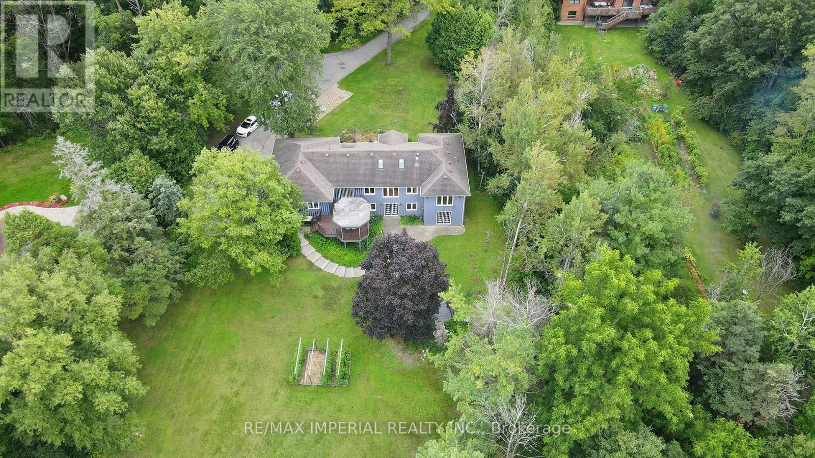 Photo 2 of 282 Ridge Road, Aurora ON