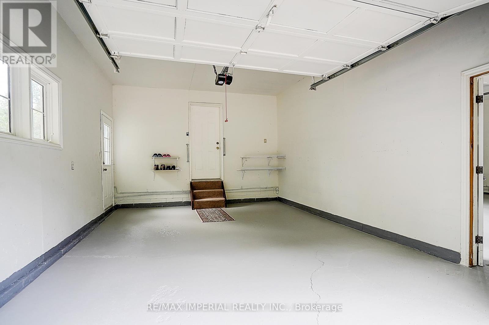 Photo 21 of 282 Ridge Road, Aurora ON
