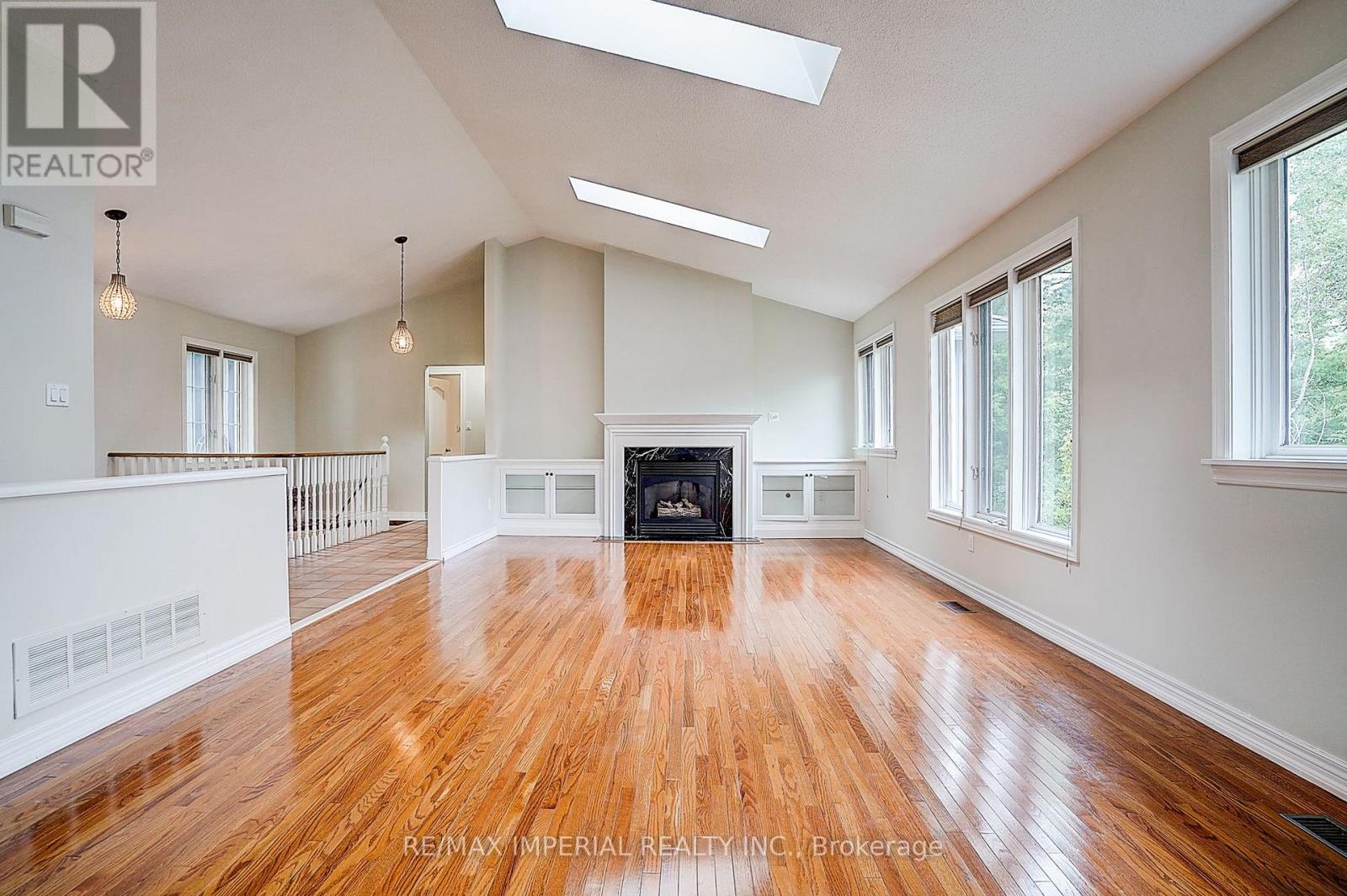 Photo 24 of 282 Ridge Road, Aurora ON