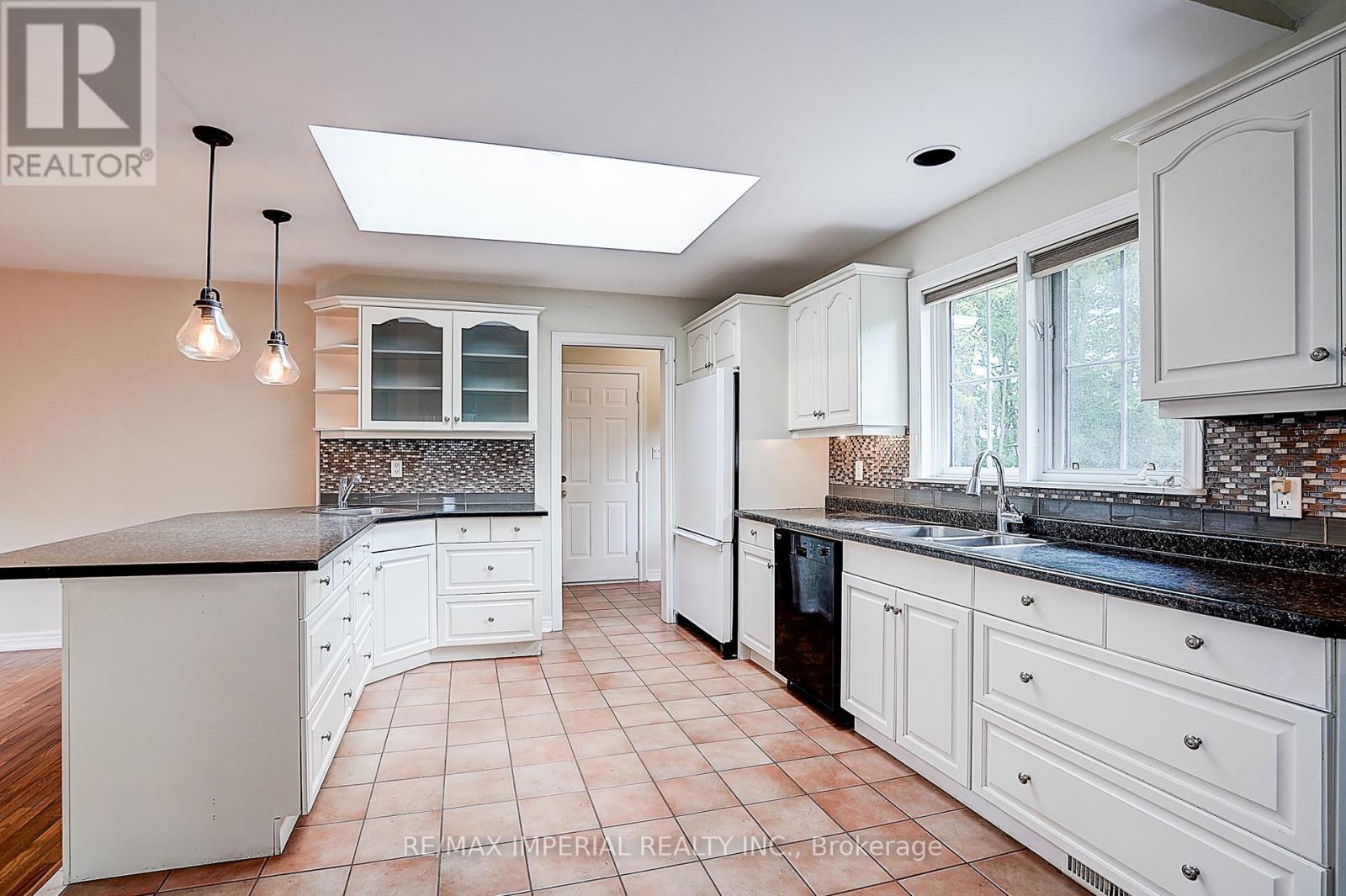 Photo 28 of 282 Ridge Road, Aurora ON