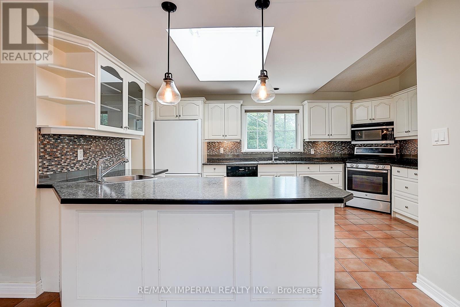 Photo 29 of 282 Ridge Road, Aurora ON