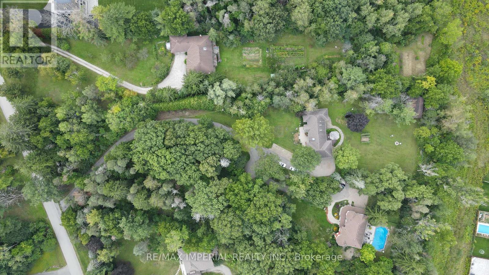 Photo 3 of 282 Ridge Road, Aurora ON