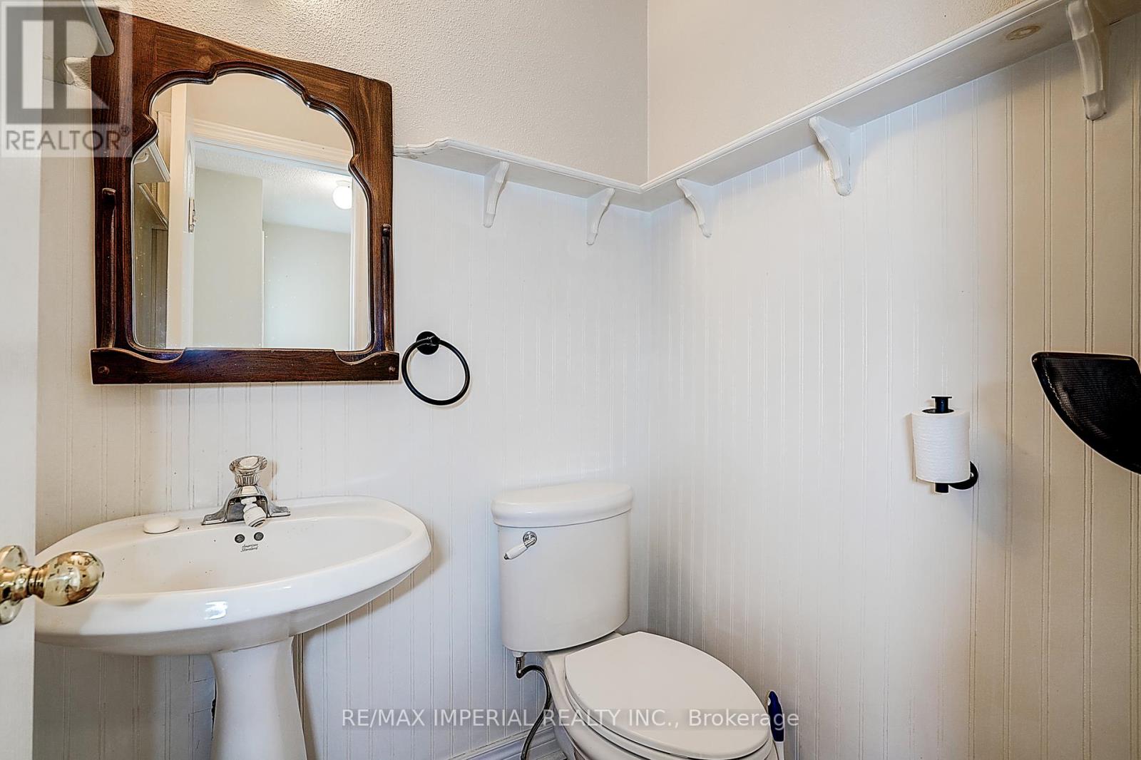 Photo 31 of 282 Ridge Road, Aurora ON