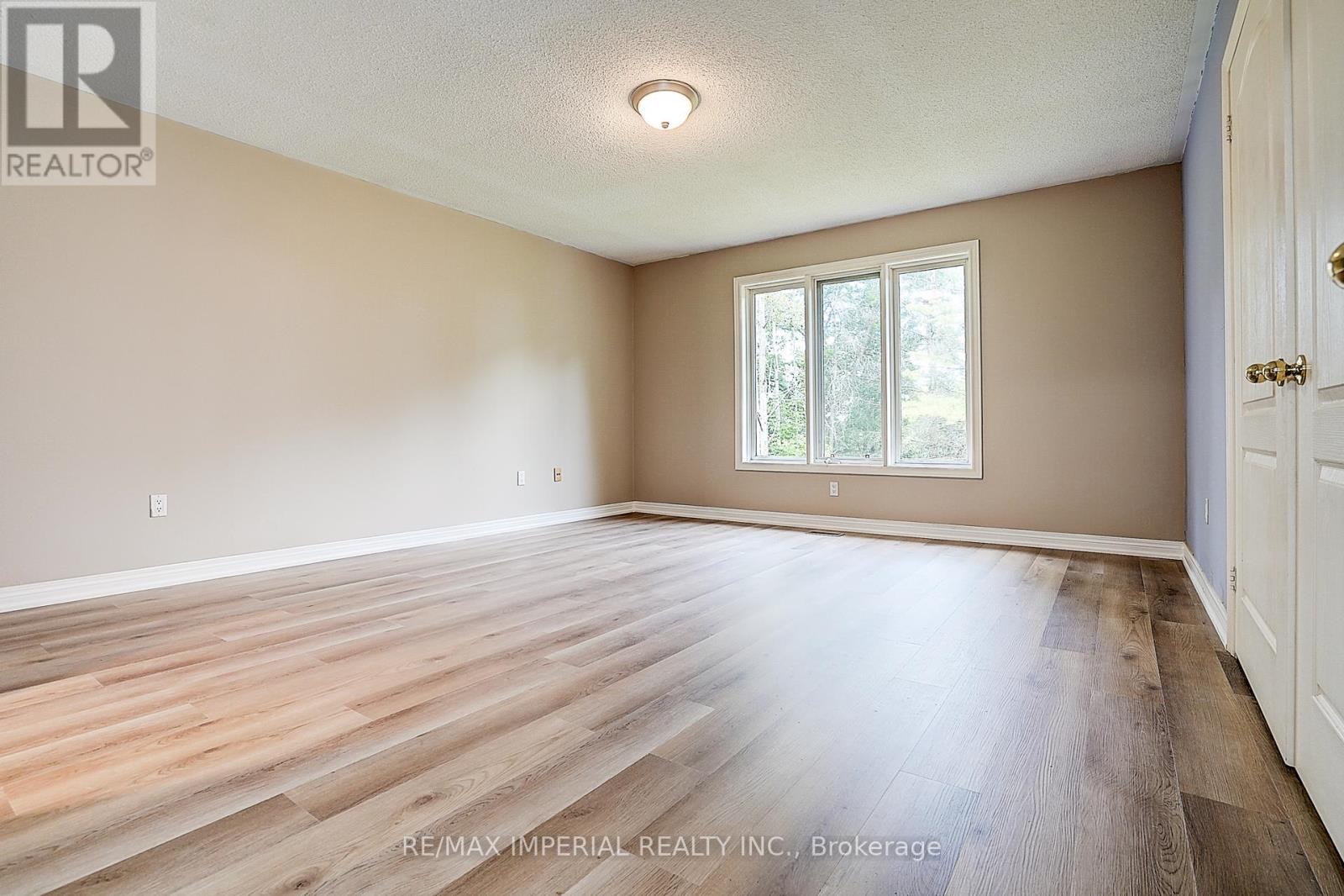 Photo 32 of 282 Ridge Road, Aurora ON