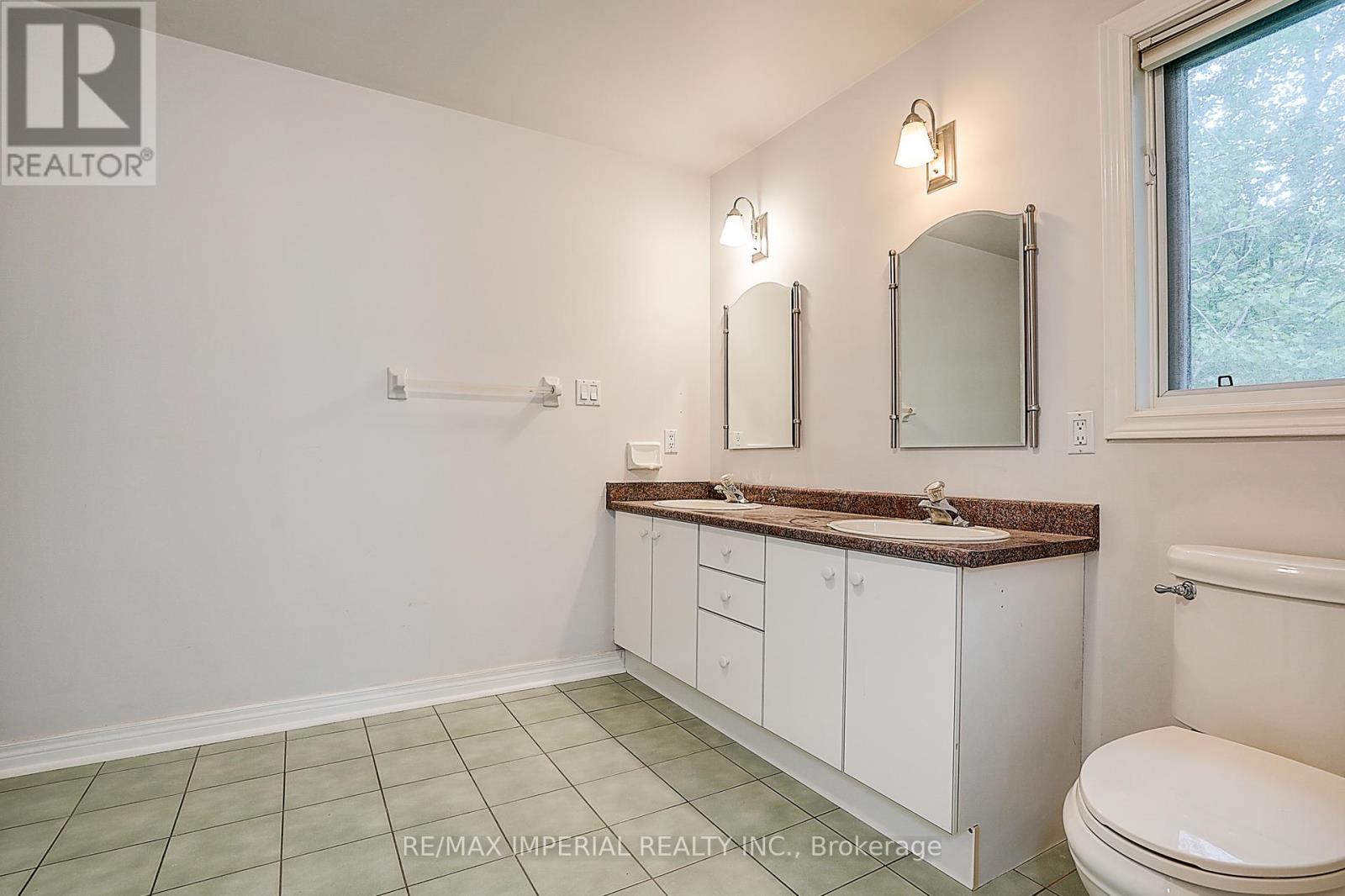 Photo 33 of 282 Ridge Road, Aurora ON