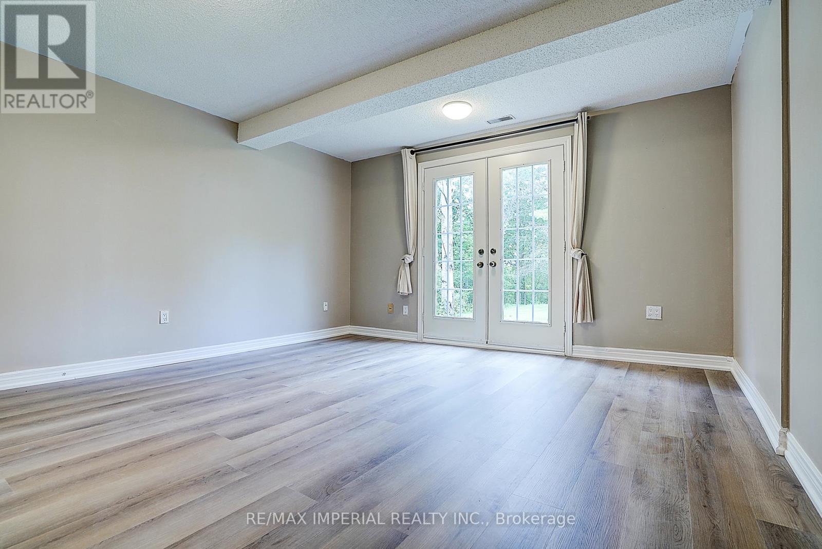 Photo 39 of 282 Ridge Road, Aurora ON