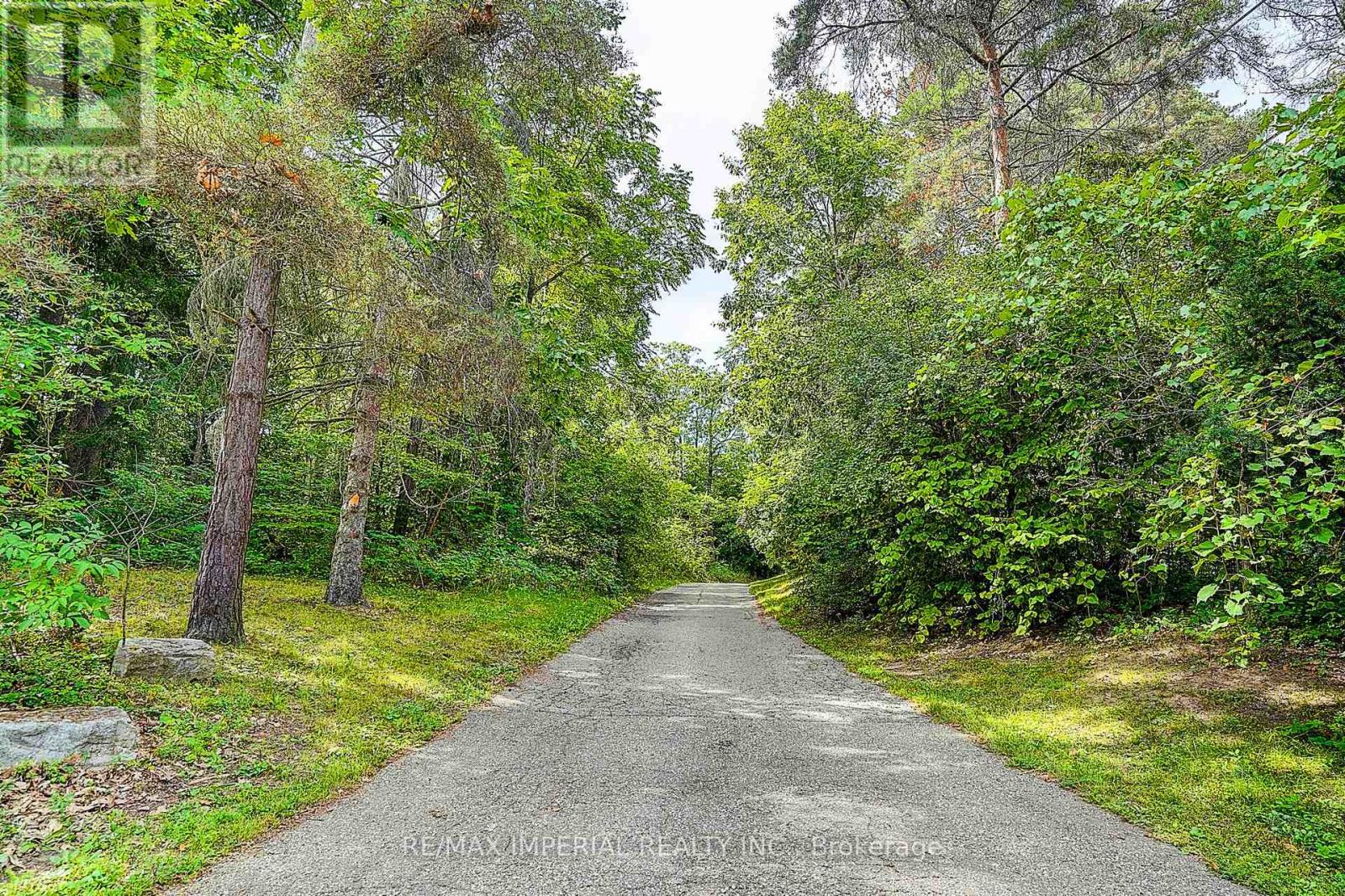 Photo 4 of 282 Ridge Road, Aurora ON