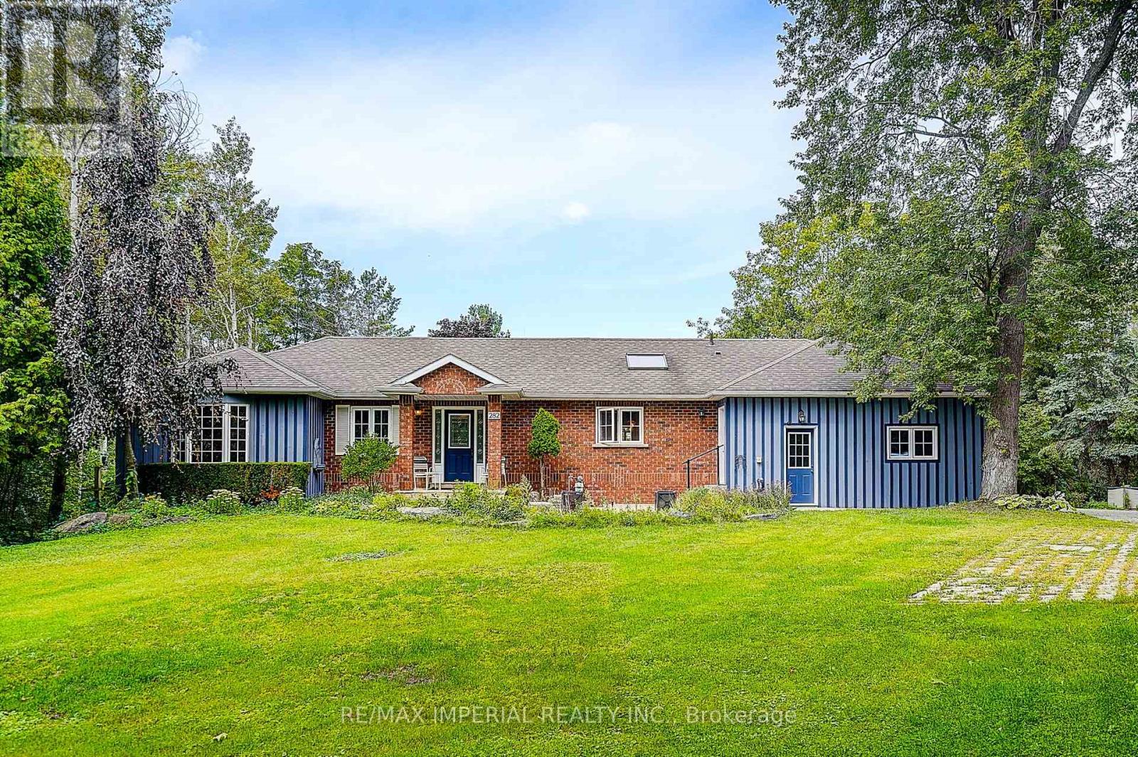 Photo 6 of 282 Ridge Road, Aurora ON