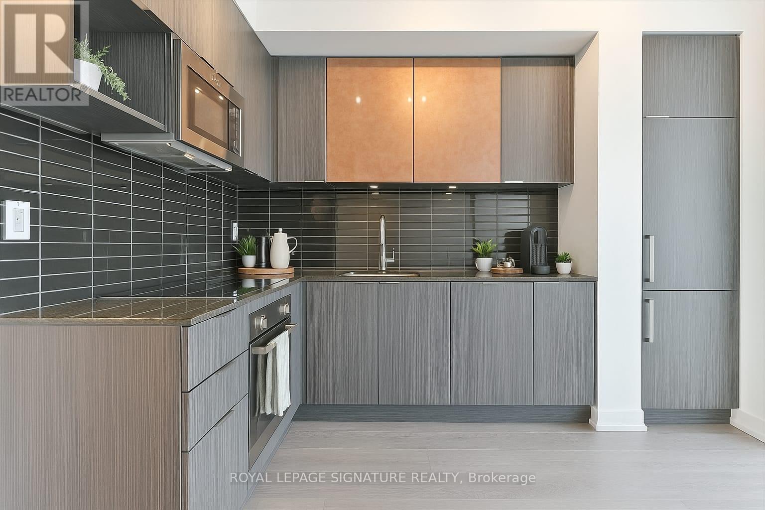 Photo 2 of 506 99 The Donway W, Toronto ON