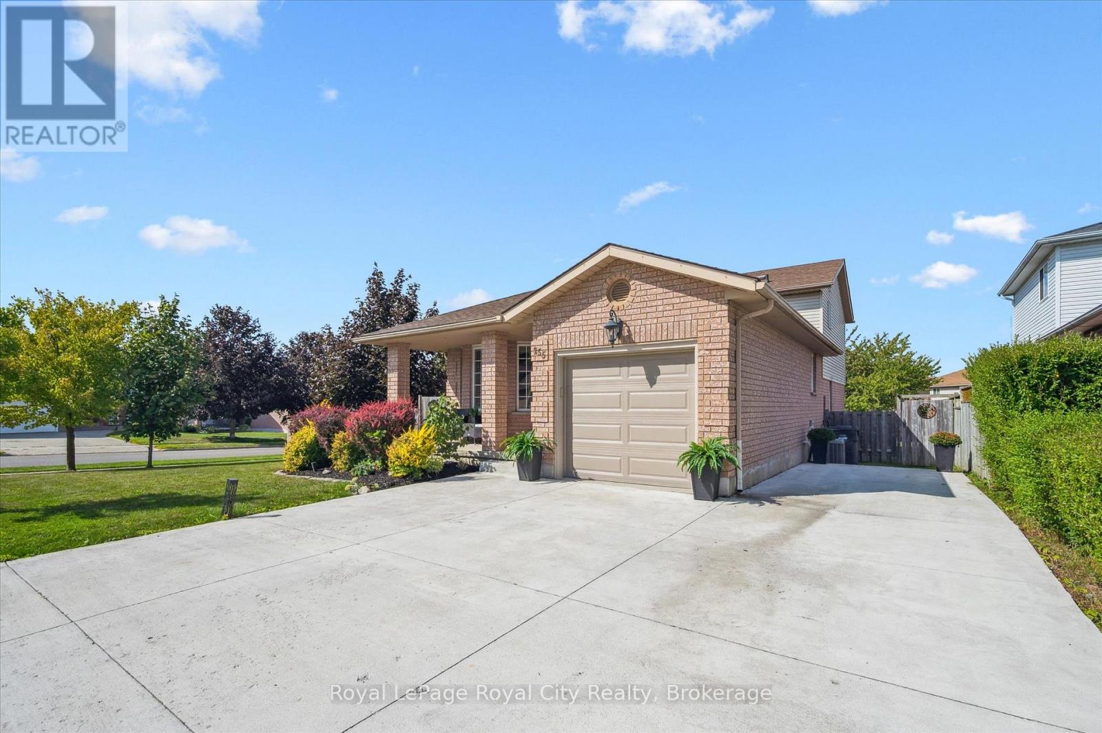 Photo 4 of 255 Deerpath Drive, Guelph ON