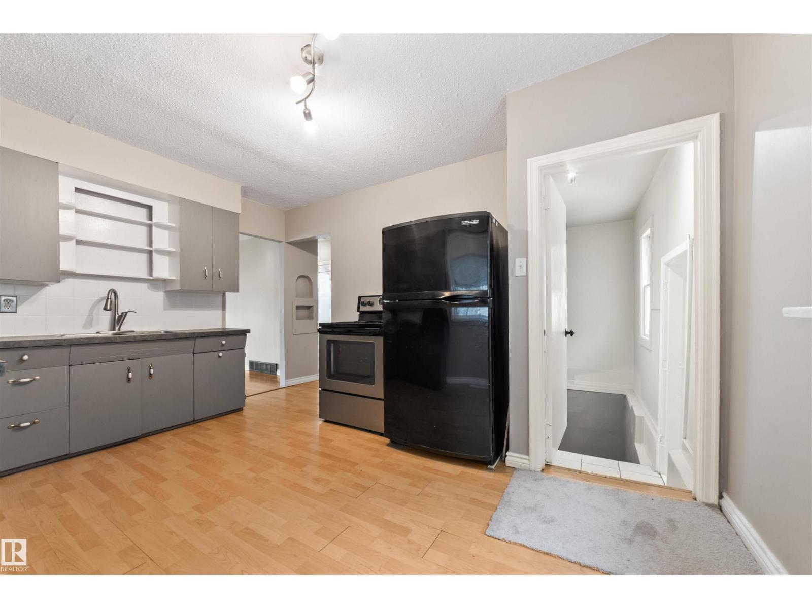Photo 10 of 11819 45 St Nw, Edmonton AB