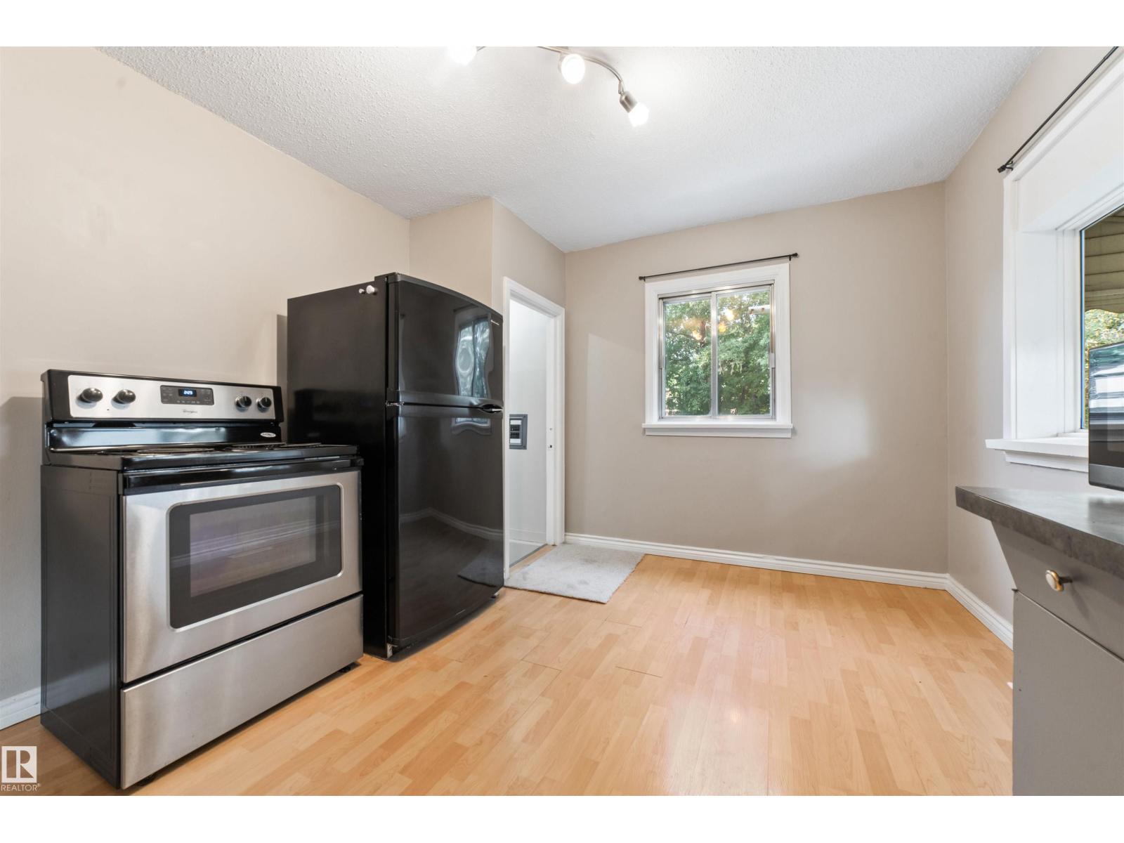 Photo 11 of 11819 45 St Nw, Edmonton AB