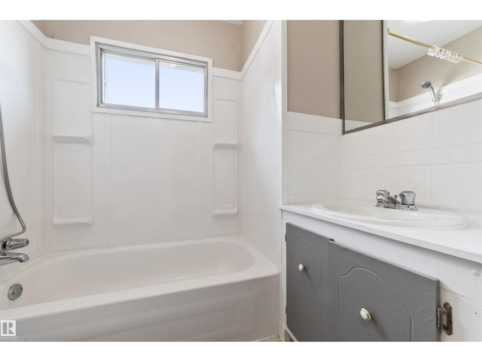 Photo 16 of 11819 45 St Nw, Edmonton AB